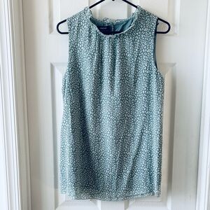💚NEW LISTING💚 Chic Sleeveless Blouse in Green and White Print